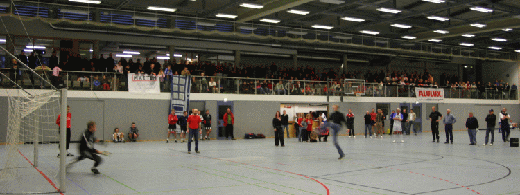 Volle Spexarder Sporthalle - wie hier beim 9-m-Schießen der Chefs!